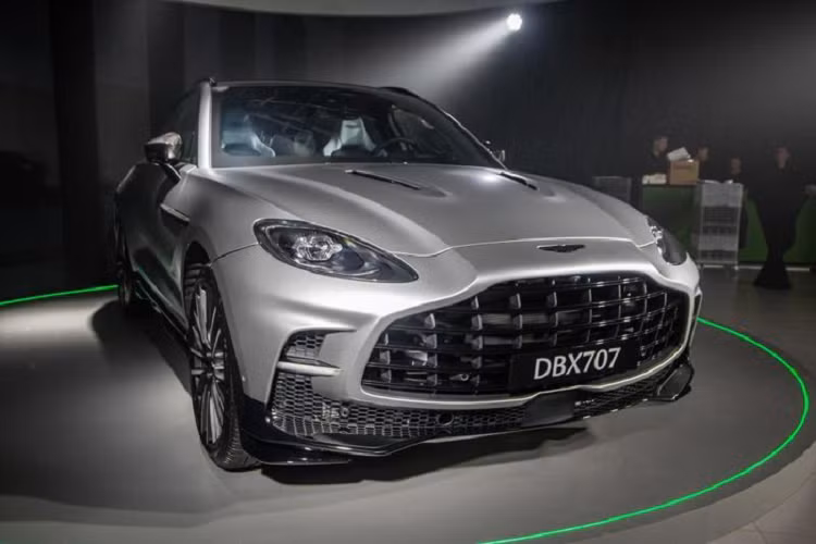 DBX707 là biểu tượng cho kỷ nguyên mới của Aston Martin, kết hợp giữa những mẫu xe siêu sang và hiệu suất đỉnh cao của thương hiệu Anh Quốc. DBX707 hiện được phân phối chính hãng tại Việt Nam với tuỳ chọn hai màu ngoại thất là đen Q Satin Jet Black và xám Q Satin Aluminite Silver. Chiếc SUV đang được bán với giá từ 21,8 tỷ đồng.