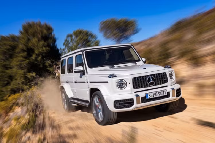  Mercedes-AMG G63 - 577 mã lực Mẫu G63 hiện đang trở thành một trong những chiếc SUV hạng sang được săn đón nhiều nhất trên toàn thế giới. Xe sở hữu ngoại hình thể thao hầm hố, góc cạnh và mạnh mẽ. Mercedes G63 AMG được trang bị bộ khung gầm khá to lớn để giúp xe dễ dàng và linh hoạt hơn khi di chuyển trên mọi loại địa hình. Cụ thể, kích thước dài, rộng và cao của xe lần lượt là: 4373 x 1984 x 1966 mm.
