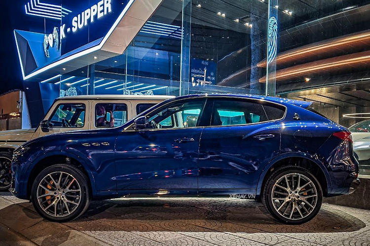 Bên trong chiếc siêu SUV tại việt Nam này là không gian nội thất xa hoa, rộng rãi. Mọi chi tiết trong khoang cabin đều được hoàn thiện tinh xảo từ những nghệ nhân bậc thầy của Maserati. Maserati Levante Trofeo sử dụng động cơ V8 3.8L tăng áp kép do chính Ferrari chế tạo. Khối động cơ này sản sinh ra công suất tối đa 590 mã lực và 730 Nm mô-men xoắn cực đại.