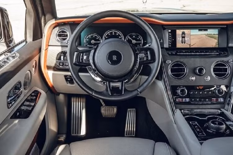 Cơ chế này liên kết chặt chẽ với hệ thống treo khí nén tự điều chỉnh độ cao được Rolls-Royce cân chỉnh riêng cho off-road hoặc chạy trên đường thông thường. “Trái tim” của Rolls-Royce Cullinan là khối động cơ tăng áp kép V12 6.75L sản sinh công suất tối đa 563 mã lực và momen xoắn cực đại 850 Nm tại 1.600 vòng/phút.