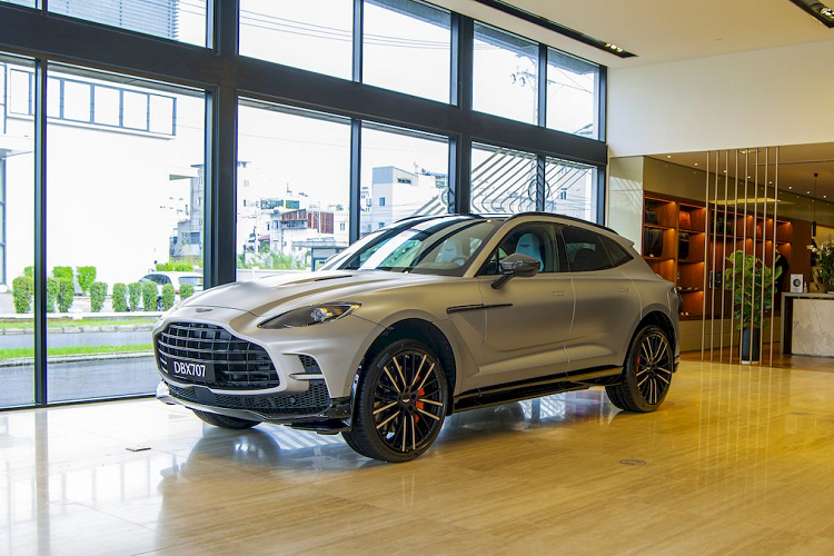 Một khía cạnh khác trong việc nâng cao hiệu suất của DBX707 là bộ phanh gốm carbon (Carbon Ceramic Brakes) được trang bị tiêu chuẩn, đường kính 420mm phía trước và 390mm phía sau đi kèm kẹp phanh 6 pít-tông, qua đó giảm 40,5kg trọng lượng của hệ thống treo.