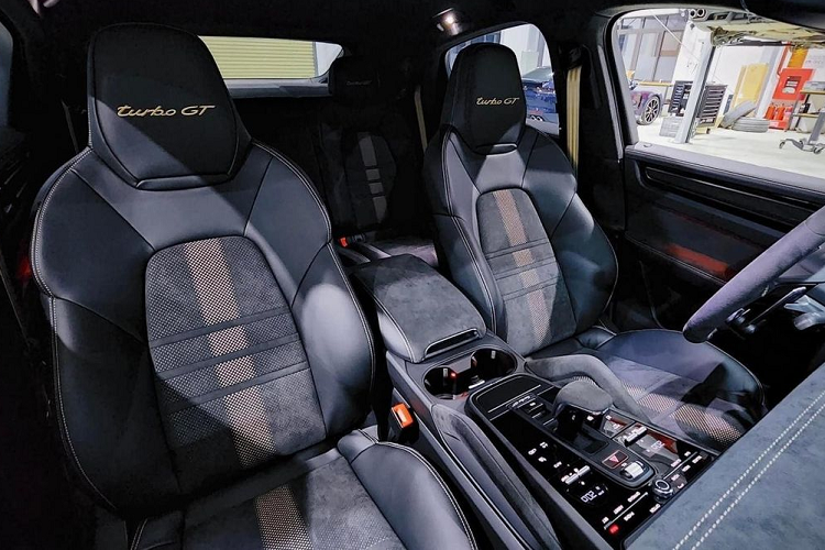 Là phiên bản mạnh nhất và đắt nhất của Cayenne, Cayenne Turbo GT được trang bị khối động cơ tăng áp kép V8 4.0L đã qua tinh chỉnh với nhiều bộ phận mới, để cho ra công suất lên tới 631 mã lực và mô-men xoắn cực đại 849 Nm. Sức mạnh được gửi đến các bánh xe thông qua hộp số tự động 8 cấp sửa đổi để chuyển số nhanh hơn, hệ dẫn động 4 bánh toàn thời gian cũng được nâng cấp để phù hợp với mức hiệu suất mới của động cơ 4.0L.