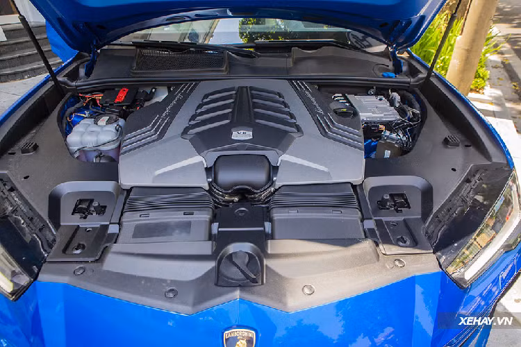 Cụ thể nếu ở trạng thái thường, mô men xoắn sẽ được phân phối tỷ lệ 40/60 cho bánh trước/sau, nhưng trong một số tình huống tỷ lệ phân phối có dồn tối đa cho bánh đến 70% và cho bánh sau đến 87%. Tại Việt Nam, Lamborghini Urus được phân phối chính hãng với mức giá 13,1 tỷ đồng sau thuế.