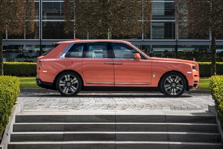  Rolls-Royce Cullinan - 563 mã lực Ra mắt thế giới được một thời gian khá dài nhưng phải tới giữa năm 2019 những chiếc Rolls-Royce Cullinan đầu tiên mới về Việt Nam. Rolls-Royce Cullinan là mẫu xe đánh dấu sự thay đổi toàn diện của hãng xe Anh Quốc bởi từ trước tới nay, Rolls-Royce vẫn chỉ được biết tới là một hãng xe chỉ sản xuất các dòng xe siêu sang gầm thấp.