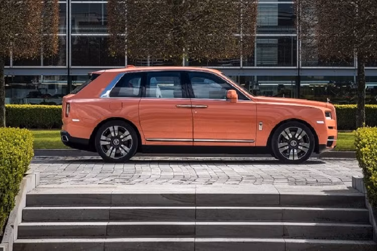  Rolls-Royce Cullinan - 563 mã lực Ra mắt thế giới được một thời gian khá dài nhưng phải tới giữa năm 2019 những chiếc Rolls-Royce Cullinan đầu tiên mới về Việt Nam. Rolls-Royce Cullinan là mẫu xe đánh dấu sự thay đổi toàn diện của hãng xe Anh Quốc bởi từ trước tới nay, Rolls-Royce vẫn chỉ được biết tới là một hãng xe chỉ sản xuất các dòng xe siêu sang gầm thấp.