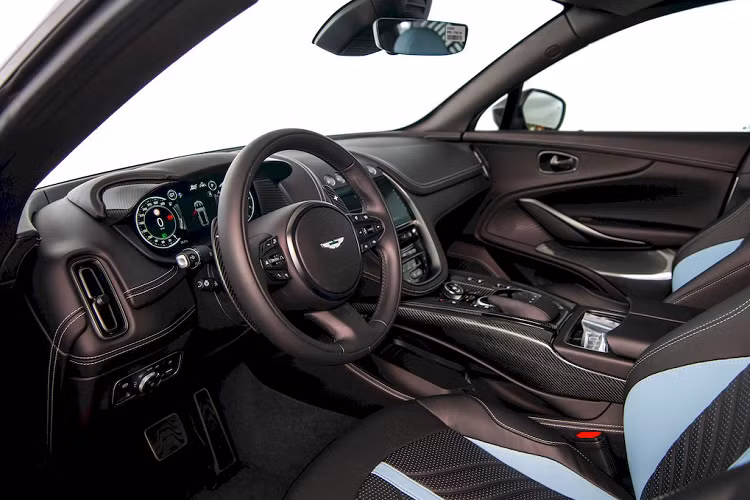 Được mệnh danh là chiếc SUV nhanh nhất thế giới tính đến thời điểm hiện tại, chiếc DBX707 mang trong mình khối động cơ V8, dung tích 4.0L tăng áp kép, cùng hộp số tự động ly hợp ướt 9 cấp, cho phép nâng công suất khối động cơ lên đến 707 mã lực và mô-men xoắn 900Nm. Nhờ đó, xe có khả năng tăng tốc từ 0-100km/h chỉ trong 3,3 giây.