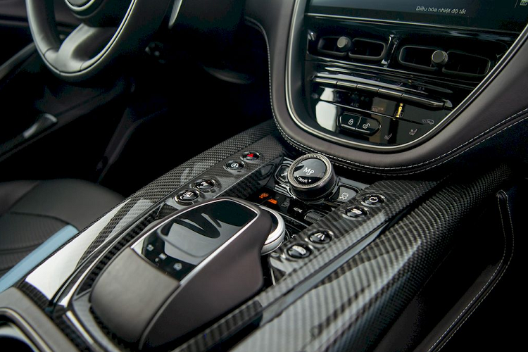 DBX707 cũng được trang bị bộ vi sai cầu sau hạn chế trượt điện tử (e-diff) phiên bản mới giúp xử lý mô-men xoắn cao hoàn toàn tự động, tăng cường phản ứng khi sang số đảm bảo DBX707 có sự ổn định khi vào cua, gia tăng cảm giác lái phấn khích và tính năng động như một chiếc xe thể thao thực thụ.