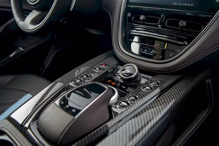 DBX707 cũng được trang bị bộ vi sai cầu sau hạn chế trượt điện tử (e-diff) phiên bản mới giúp xử lý mô-men xoắn cao hoàn toàn tự động, tăng cường phản ứng khi sang số đảm bảo DBX707 có sự ổn định khi vào cua, gia tăng cảm giác lái phấn khích và tính năng động như một chiếc xe thể thao thực thụ.