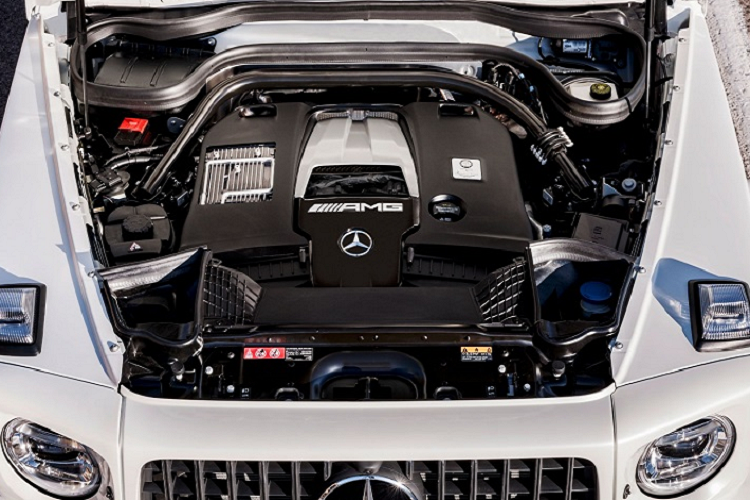 Để làm được điều này, công lớn nhất thuộc về hệ thống treo thích ứng có khả năng điều chỉnh điện tử cùng hệ dẫn động 4 bánh toàn thời gian 4Matic lừng danh của nhà sản xuất xe hơi nước Đức. Phiên bản AMG G63 2022 (thế hệ mới) chính hãng được Mercedes-Benz Việt Nam niêm yết giá là 10,950 tỷ đồng. Giá lăn bánh 12,3 tỷ đồng.