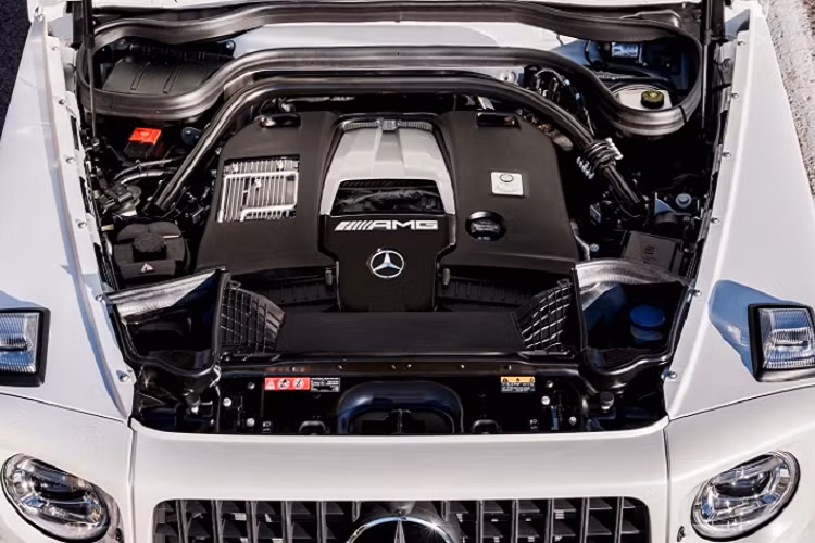 Để làm được điều này, công lớn nhất thuộc về hệ thống treo thích ứng có khả năng điều chỉnh điện tử cùng hệ dẫn động 4 bánh toàn thời gian 4Matic lừng danh của nhà sản xuất xe hơi nước Đức. Phiên bản AMG G63 2022 (thế hệ mới) chính hãng được Mercedes-Benz Việt Nam niêm yết giá là 10,950 tỷ đồng. Giá lăn bánh 12,3 tỷ đồng.