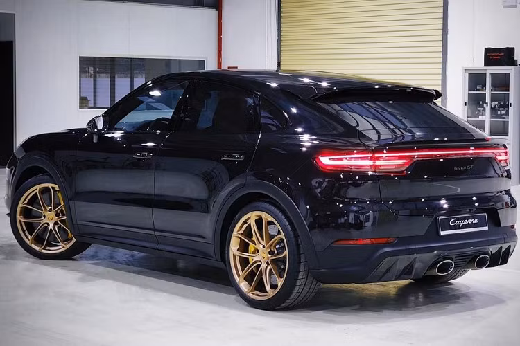 Hãng xe Đức cũng làm mới hệ thống chống lật chủ động, hệ thống đánh lái bánh sau, kiểm soát khung gầm động cơ và kiểm soát gia tốc. Hiện chiếc SUV nhanh nhất của thương hiệu Đức có giá bán chính hãng tại Việt Nam từ 12,25 tỷ đồng, chưa bao gồm các tuỳ chọn.