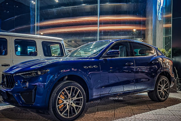  Maserati Levante Trofeo - 590 mã lực Nói đến SUV hiệu suất cao thì không thể không nhắc đến siêu SUV mạnh nhất nhà Maserati - Levante Trofeo được xem là đối thủ xứng tầm của Lamborghini Urus. Maserati Levante Trofeo mang vẻ ngoài nam tính, đậm chất thể thao. Siêu SUV của nhà Maserati có kích thước tổng thể dài x rộng x cao lần lượt là 5020 x 2158 x 1698 mm.