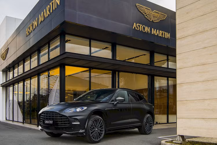  Aston Martin DBX707 - 707 mã lực Vừa ra mắt vào tuần qua, DBX707 trở thành một trong những thế lực thống trị về hiệu suất và cảm giác lái. Chiếc SUV mang đến trải nghiệm mạnh mẽ khác biệt và đẳng cấp xứng tầm trong khi vẫn kế thừa hoàn hảo các đặc tính dòng xe đua của thương hiệu.