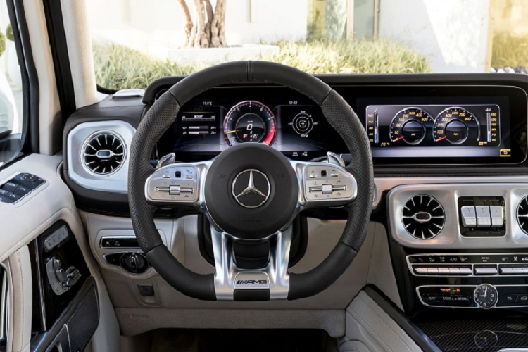 Bên cạnh đó, G63 sở hữu một khoang nội thất sang trọng, đẳng cấp và tràn ngập công nghệ, điều mà bất kỳ khách hàng cũng mong muốn. Không chỉ vậy, Mercedes-AMG còn cung cấp rất nhiều tùy chọn cá nhân hóa cho chiếc SUV của mình, đảm bảo sẽ làm hài lòng những khách hàng khó tính nhất.