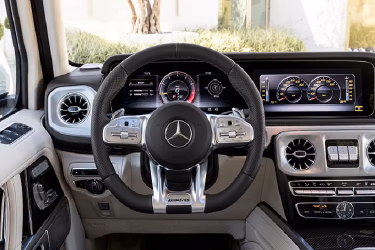 Bên cạnh đó, G63 sở hữu một khoang nội thất sang trọng, đẳng cấp và tràn ngập công nghệ, điều mà bất kỳ khách hàng cũng mong muốn. Không chỉ vậy, Mercedes-AMG còn cung cấp rất nhiều tùy chọn cá nhân hóa cho chiếc SUV của mình, đảm bảo sẽ làm hài lòng những khách hàng khó tính nhất.