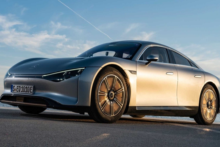 Mercedes-Benz tham gia vào thị trường xe điện khá muộn nhưng lại để lại ấn tượng lớn khi ra mắt mẫu EQS vào năm ngoái, xe có phạm vi hoạt động lên tới 563 km với mỗi lần sạc pin. Hãng xe Đức cho biết thương hiệu đã đặt ra mục tiêu chỉ bán xe điện vào cuối thập kỷ này "nếu điều kiện cho phép".