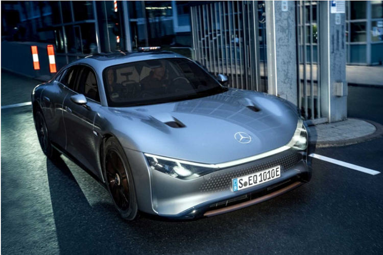 Xe sang điện Mercedes-Benz Vision EQXX sở hữu khung gầm nhẹ và thiết kế khí động học, cho hệ số cản gió chỉ 0,17 Cd, tương đương các mẫu xe từng lập kỷ lục tốc độ hoặc xe đua LeMans. Nhờ đó mà xe tiết kiệm nhiên liệu hơn. Bên cạnh đó, pin của chiếc Vision EQXX cũng có những tính chất hóa học mới được phát triển bởi sự hỗ trợ của các chuyên gia phát triển xe đua Công Thức 1 từ Mercedes-Benz.
