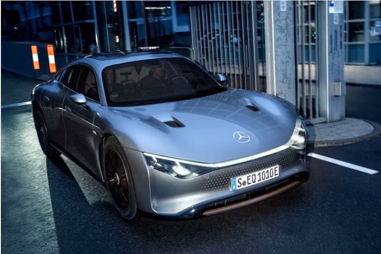 Xe sang điện Mercedes-Benz Vision EQXX sở hữu khung gầm nhẹ và thiết kế khí động học, cho hệ số cản gió chỉ 0,17 Cd, tương đương các mẫu xe từng lập kỷ lục tốc độ hoặc xe đua LeMans. Nhờ đó mà xe tiết kiệm nhiên liệu hơn. Bên cạnh đó, pin của chiếc Vision EQXX cũng có những tính chất hóa học mới được phát triển bởi sự hỗ trợ của các chuyên gia phát triển xe đua Công Thức 1 từ Mercedes-Benz.