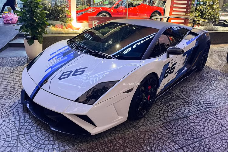 Ra đời từ những năm 2003 - 2013, Gallardo là một trong những siêu phẩm được xem là huyền thoại của thương hiệu với danh số bán ra kỷ lục, khoảng 14.022 xe trong 10 năm. Được biết, chiếc Lamborghini Gallardo độ bodykit Squadra Corse trong này được đưa về nước vào năm 2020.