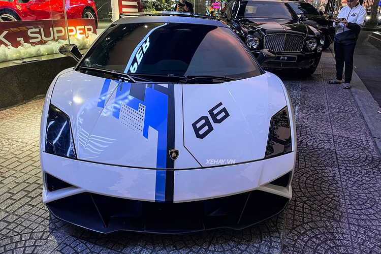 Với bodykit Squadra Corse, siêu xe Lamborghini Gallardo trông hầm hố hơn hẳn nhờ cản trước, cản sau góc cạnh mới, ốp sườn và ốp gương chiếu hậu bằng sợi carbon, cánh gió carbon cỡ lớn phía sau, nắp động cơ sửa đổi và bộ khuếch tán mạnh mẽ cũng được làm từ sợi carbon.