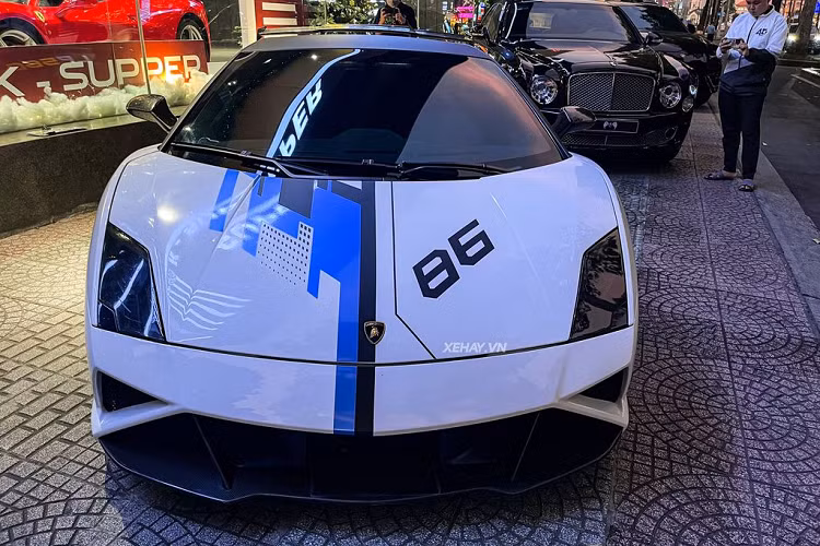 Với bodykit Squadra Corse, siêu xe Lamborghini Gallardo trông hầm hố hơn hẳn nhờ cản trước, cản sau góc cạnh mới, ốp sườn và ốp gương chiếu hậu bằng sợi carbon, cánh gió carbon cỡ lớn phía sau, nắp động cơ sửa đổi và bộ khuếch tán mạnh mẽ cũng được làm từ sợi carbon.