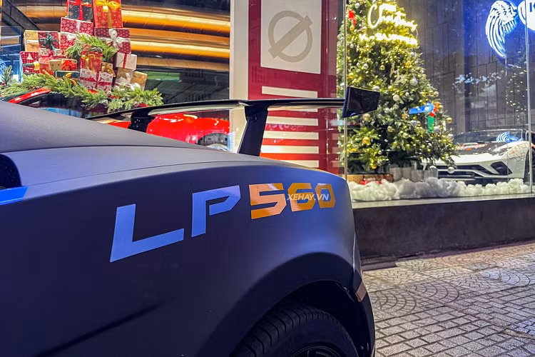 Cung cấp sức mạnh cho Lamborghini Gallardo LP560-4 là khối động cơ hút khí tự nhiên V10 5.2L cho công suất 560 mã lực và mô men xoắn cực đại 540 Nm, giúp siêu xe tăng tốc từ 0 - 100 km/h chỉ trong 3,7 giây, cán vận tốc cực đại 325 km/h.