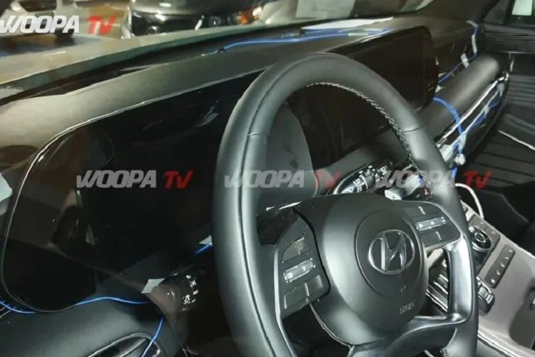 Tiếp đến là cản trước mới, đi kèm hốc gió trung tâm rộng hơn. Bên trong hốc gió trung tâm cũng có mắt lưới mạ crôm mới như lưới tản nhiệt. Ngoài ra, hốc gió trung tâm còn được bao quanh bằng viền mạ crôm dày dặn, kéo dài đến chắn bùn trước.