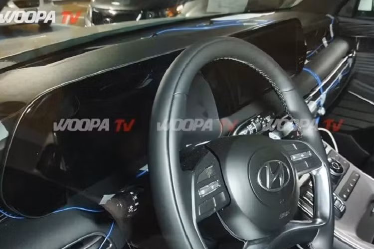 Tiếp đến là cản trước mới, đi kèm hốc gió trung tâm rộng hơn. Bên trong hốc gió trung tâm cũng có mắt lưới mạ crôm mới như lưới tản nhiệt. Ngoài ra, hốc gió trung tâm còn được bao quanh bằng viền mạ crôm dày dặn, kéo dài đến chắn bùn trước.