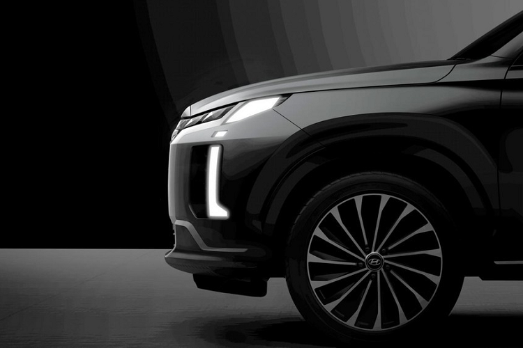 Qua hình ảnh này, có thể thấy Hyundai Palisade 2023 được bổ sung thiết kế đầu xe mới. Tại đây, mẫu SUV cỡ lớn này được trang bị lưới tản nhiệt mới với thiết kế vuông vắn hơn trước. Bên trong lưới tản nhiệt là những mắt lưới dạng hình học mạ crôm, tương tự 2 người anh em cùng thương hiệu là Hyundai Tucson và Santa Cruz.