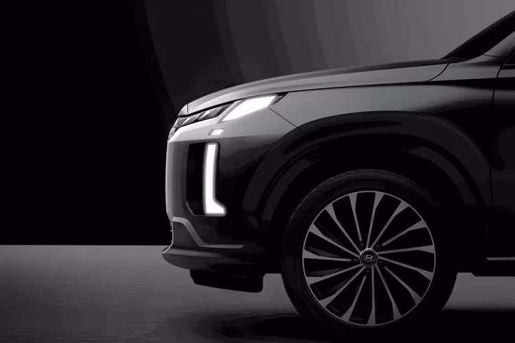 Qua hình ảnh này, có thể thấy Hyundai Palisade 2023 được bổ sung thiết kế đầu xe mới. Tại đây, mẫu SUV cỡ lớn này được trang bị lưới tản nhiệt mới với thiết kế vuông vắn hơn trước. Bên trong lưới tản nhiệt là những mắt lưới dạng hình học mạ crôm, tương tự 2 người anh em cùng thương hiệu là Hyundai Tucson và Santa Cruz.
