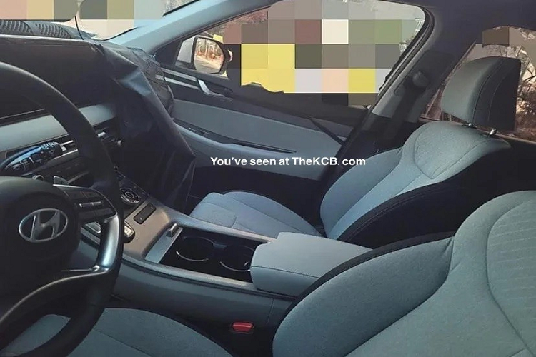 Bên sườn, mẫu SUV cỡ lớn này có thêm bộ vành la-zăng hợp kim mới với thiết kế đa chấu. Đáng tiếc là hiện hãng Hyundai chưa hé lộ thiết kế đằng sau của Palisade 2023. Tuy nhiên, theo tài liệu nội bộ bị rò rỉ của hãng Hyundai, xe sẽ được trang bị cản sau mới. Trong khi đó, hình ảnh chụp trên đường thử cho thấy Hyundai Palisade 2023 sở hữu nội thất cải tiến với vô lăng mới, bảng đồng hồ kỹ thuật số và màn hình thông tin giải trí nằm độc lập trên mặt táp-lô cũng như cửa gió điều hòa mượt mà hơn.