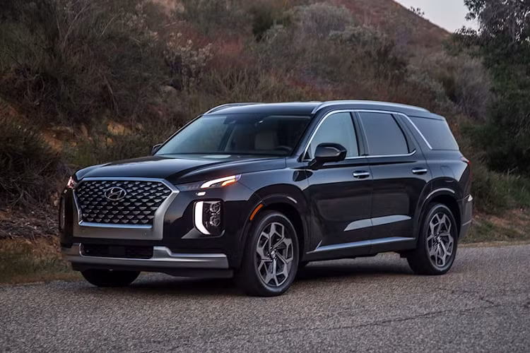 Theo thông tin rò rỉ, Hyundai Palisade 2023 sẽ được trang bị gương chiếu hậu chống chói bên ngoài xe, kính cửa sổ chống bám nước, khóa kỹ thuật số 2.0 (dùng điện thoại thông minh để mở cửa), màn hình trung tâm 12,3 inch và tính năng ra lệnh bằng giọng nói linh hoạt. Trong khi đó, trang bị an toàn của xe gồm có hệ thống hỗ trợ tránh va chạm phía trước, hỗ trợ lái xe trên cao tốc HDA2, hỗ trợ tránh va chạm khi lùi chuồng, hệ thống kiểm soát hành trình thông minh tích hợp kiểm soát ôm cua và hỗ trợ đỗ xe từ xa.