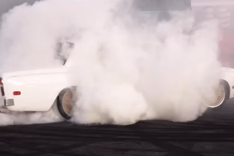 Nhìn chung, chiếc Rolls-Royce Silver Shadow độ khủng này được đặt tên "Slay Poupon" này không chỉ có mã ngoài đẹp đẽ, mà nó còn có thể thực hiện những màn đốt lốp, drift, và tăng tốc trên đường thẳng ấn tượng.