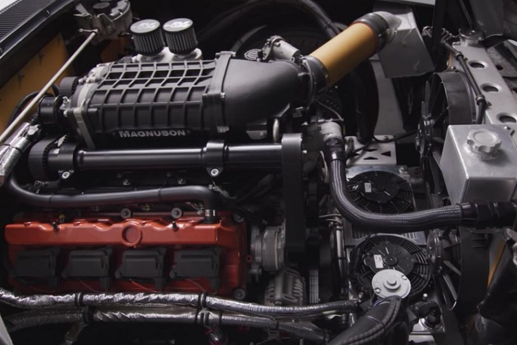 Không chắc những người thích Rolls-Royce thuần chất và những nhà sưu tập xe cổ điển sẽ đánh giá cao chiếc xe này, nhưng những người hâm mộ motosport chắc sẽ thấy rất kinh ngạc. Ngoại thất của xe trông gọn gàng đẹp mắt với lớp bọc hai tông màu, và các dải chrome trang trí. Ở phía đầu xe, logo Rolls-Royce cũng được thay đổi chút ít để trông sắc sảo hơn, trong khi đèn pha bên trái lại trống rỗng và có lưới để làm mát.