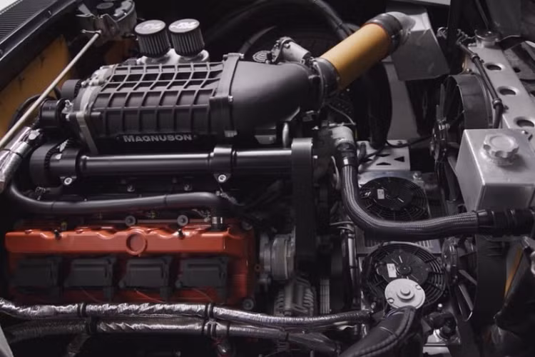 Không chắc những người thích Rolls-Royce thuần chất và những nhà sưu tập xe cổ điển sẽ đánh giá cao chiếc xe này, nhưng những người hâm mộ motosport chắc sẽ thấy rất kinh ngạc. Ngoại thất của xe trông gọn gàng đẹp mắt với lớp bọc hai tông màu, và các dải chrome trang trí. Ở phía đầu xe, logo Rolls-Royce cũng được thay đổi chút ít để trông sắc sảo hơn, trong khi đèn pha bên trái lại trống rỗng và có lưới để làm mát.