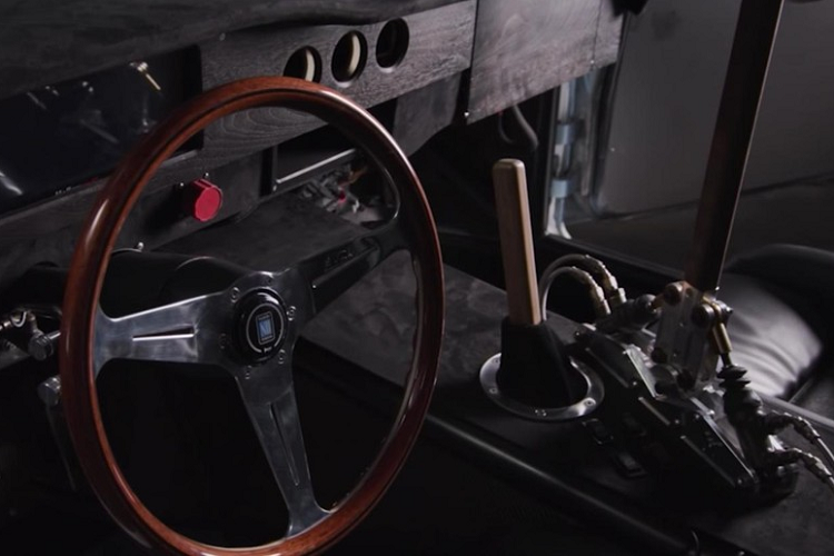 Nhóm độ xe đã loại bỏ động cơ dung tích 6.7 lít nguyên bản mạnh 189 mã lực để thay thế bằng động cơ siêu nạp Hemi dung tích 6.2 lít từ một chiếc Hellcat. Họ cũng đã tráo đổi bộ siêu nạp ban đầu bằng một bộ của Magnuson. Khối động cơ vạm vỡ này được ghép cặp với hộp số T56 và sản sinh tới 900 mã lực mạnh mẽ.