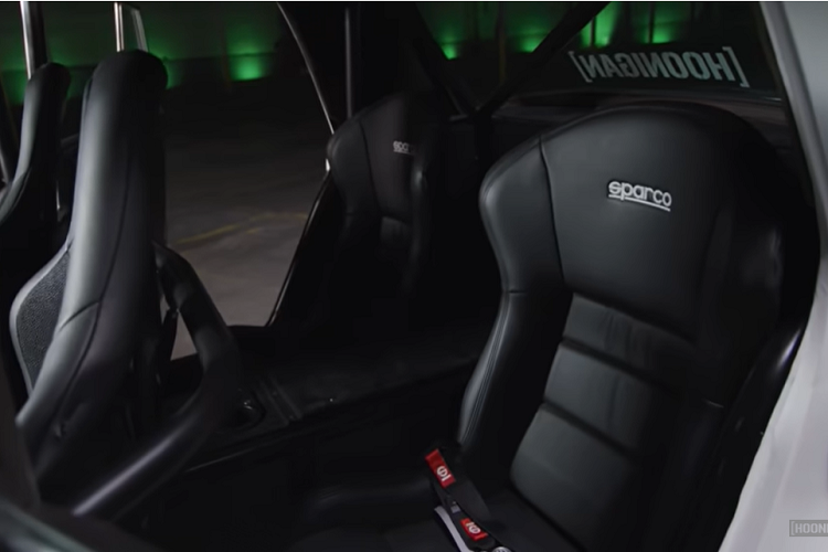 Chiếc Rolls-Royce độc nhất vô nhị được chế tạo trên khung gầm Art Morrison. Phần đuôi và trục dài cơ sở có điểm tương đồng rõ ràng với Chevrolet Camaro thế hệ thứ 5.