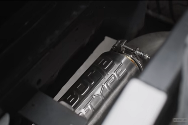 Ngoại thất màu trắng kết hợp hoàn hảo với bộ la-zăng Rotiform LHR-M màu vàng và chrome. Xe có trang bị bộ ống xả Borla làm riêng, nhô ra ở phía sau từ các tấm cản va sáng bóng.