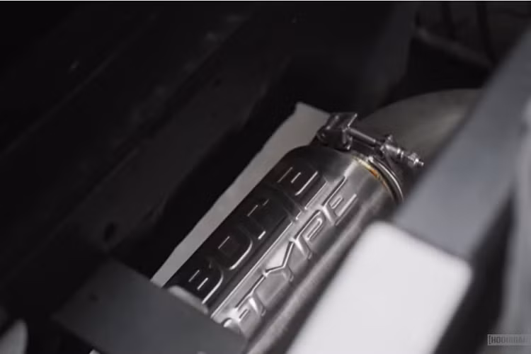 Ngoại thất màu trắng kết hợp hoàn hảo với bộ la-zăng Rotiform LHR-M màu vàng và chrome. Xe có trang bị bộ ống xả Borla làm riêng, nhô ra ở phía sau từ các tấm cản va sáng bóng.