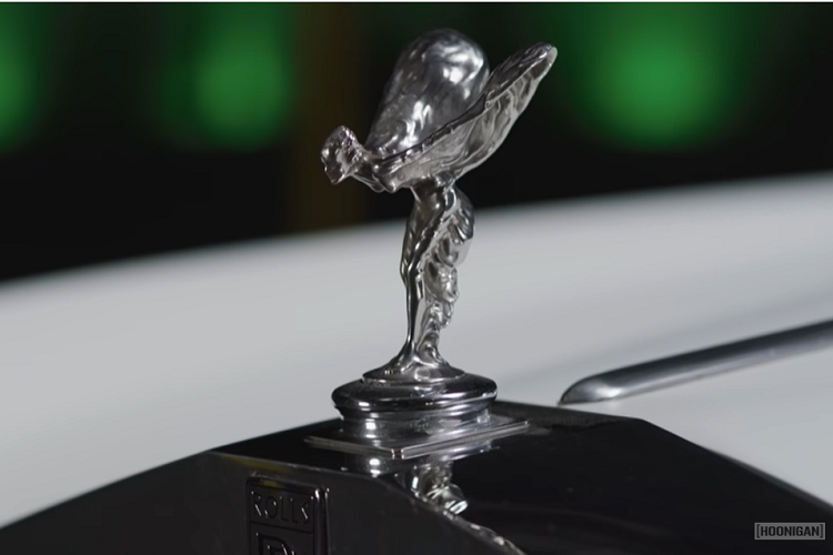 Đối với cabin, “Hoonigan” đã loại bỏ hoàn toàn nội thất ban đầu của Silver Shadow, hoán đổi nó bằng sự kết hợp của chất liệu gỗ, carbon, và da lộn.