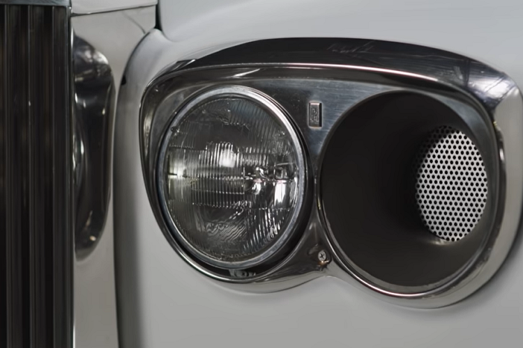 Bên cạnh đó, không gian cabin cũng xuất hiện thêm một bộ phanh tay, một sáng tạo của Hoonigan giúp khóa bánh sau cho những cú drift hoàn hảo.