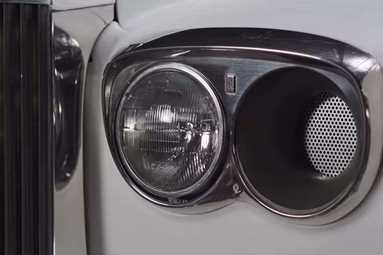 Bên cạnh đó, không gian cabin cũng xuất hiện thêm một bộ phanh tay, một sáng tạo của Hoonigan giúp khóa bánh sau cho những cú drift hoàn hảo.