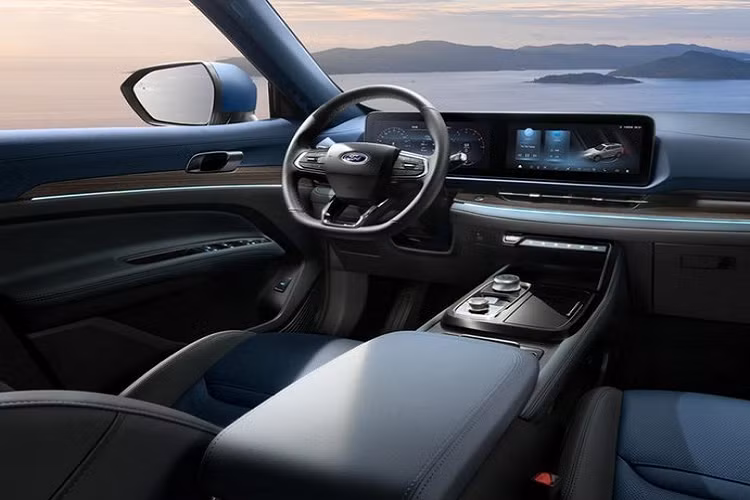 Về trang bị và công nghệ, Ford Equator Sport Extreme Edition 2022 nhiều khả năng sẽ giống hệt bản thường. Tại thị trường Trung Quốc, mẫu xe này có những trang bị nội thất nổi bật như màn hình cỡ lớn nằm độc lập trên mặt táp-lô, kết hợp giữa bảng đồng hồ kỹ thuật số và màn hình thông tin giải trí. Cả hai màn hình này đều có kích thước 12,3 inch.