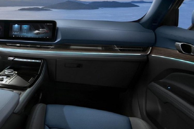 Chưa hết, Ford Equator Sport 2022 còn có hệ thống Tencent TAI 4.0, mang đến những tính năng như hệ thống định vị thực tế ảo, ứng dụng WeChat và tính năng điều khiển từ xa thông qua ứng dụng trên điện thoại thông minh. Thêm vào đó là những trang bị khác như cửa sổ trời toàn cảnh Panorama, sạc điện thoại thông minh không dây, tính năng ra lệnh bằng giọng nói và nhiều ngăn chứa đồ tiện dụng, đặc biệt ở hàng ghế trước.