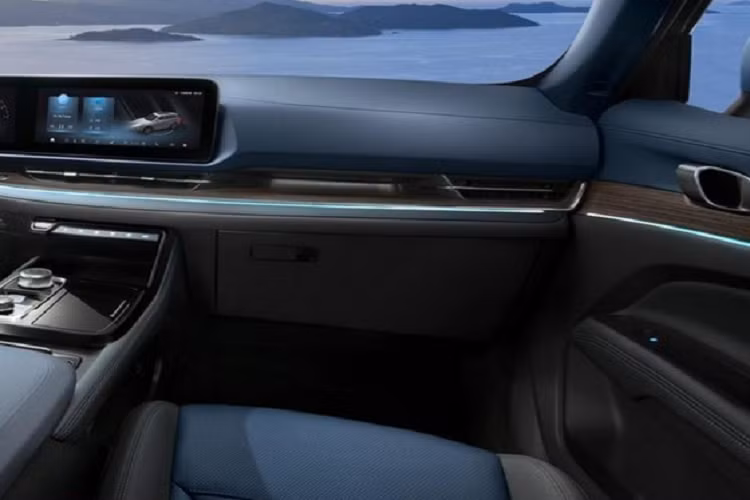 Chưa hết, Ford Equator Sport 2022 còn có hệ thống Tencent TAI 4.0, mang đến những tính năng như hệ thống định vị thực tế ảo, ứng dụng WeChat và tính năng điều khiển từ xa thông qua ứng dụng trên điện thoại thông minh. Thêm vào đó là những trang bị khác như cửa sổ trời toàn cảnh Panorama, sạc điện thoại thông minh không dây, tính năng ra lệnh bằng giọng nói và nhiều ngăn chứa đồ tiện dụng, đặc biệt ở hàng ghế trước.