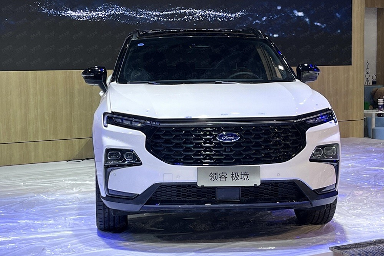 Hình ảnh của Ford Equator Sport Extreme Edition đã từng xuất hiện trên trang web của Bộ Công nghiệp và Công nghệ Thông tin Trung Quốc vào hồi tháng 2 đầu năm nay. Chính thức trình làng trong triển lãm Ô tô Trùng Khánh 2022 hiện đang diễn ra tại Trung Quốc, Ford Equator Sport Extreme Edition có số lượng sản xuất đúng 100 chiếc. Không chỉ hiếm hơn, xe còn sở hữu một số khác biệt về thiết kế so với bản thường.