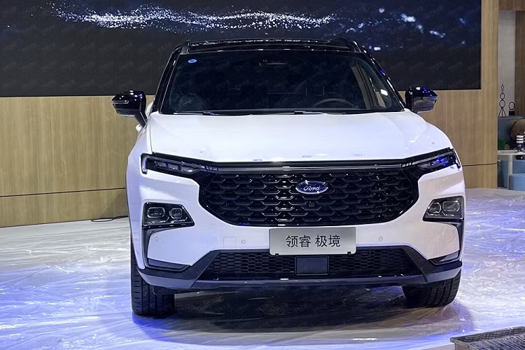 Hình ảnh của Ford Equator Sport Extreme Edition đã từng xuất hiện trên trang web của Bộ Công nghiệp và Công nghệ Thông tin Trung Quốc vào hồi tháng 2 đầu năm nay. Chính thức trình làng trong triển lãm Ô tô Trùng Khánh 2022 hiện đang diễn ra tại Trung Quốc, Ford Equator Sport Extreme Edition có số lượng sản xuất đúng 100 chiếc. Không chỉ hiếm hơn, xe còn sở hữu một số khác biệt về thiết kế so với bản thường.