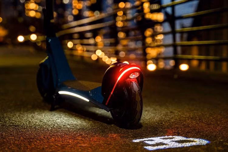 Nhà sản xuất cũng đặc biệt quan tâm đến tính an toàn với những trang bị như đèn xi-nhan kép nằm trên tay nắm và phía trên tấm chắn bùn phía sau, đèn chiếu sáng gầm ở hai bên thân xe, và ở phía sau còn có một logo hình chiếu chữ "EB" lồng vào nhau.