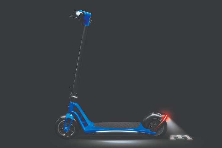 Được thiết kế và chế tạo “với tư duy dành cho người tiêu dùng hàng ngày”, mẫu scooter Bugatti chạy điện và có thể gấp lại này đã ra mắt công chúng lần đầu tại sự kiện CES 2022. Nó có một thiết kế khí động học độc đáo, nặng chỉ 16 kg, và có tốc độ tối đa chỉ 30 km/h, một con số cực kỳ khiêm tốn đối với một mẫu xe mang logo Bugatti.