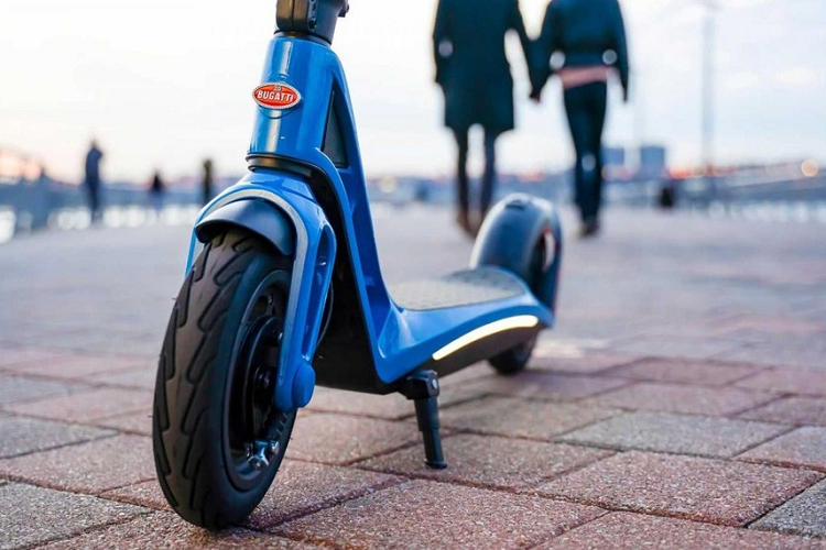 Xe có ba tốc độ với tính năng kiểm soát hành trình và bộ pin 36 volt/10 ah với phạm vi hoạt động khoảng 35 km. Mô tơ cũng có tính năng bảo vệ quá nhiệt, đoản mạch, và sạc quá tải. Bản thân bộ pin cũng là dạng di động và có thể dễ dàng tháo ra để sạc bằng ổ cắm trên tường tiêu chuẩn.